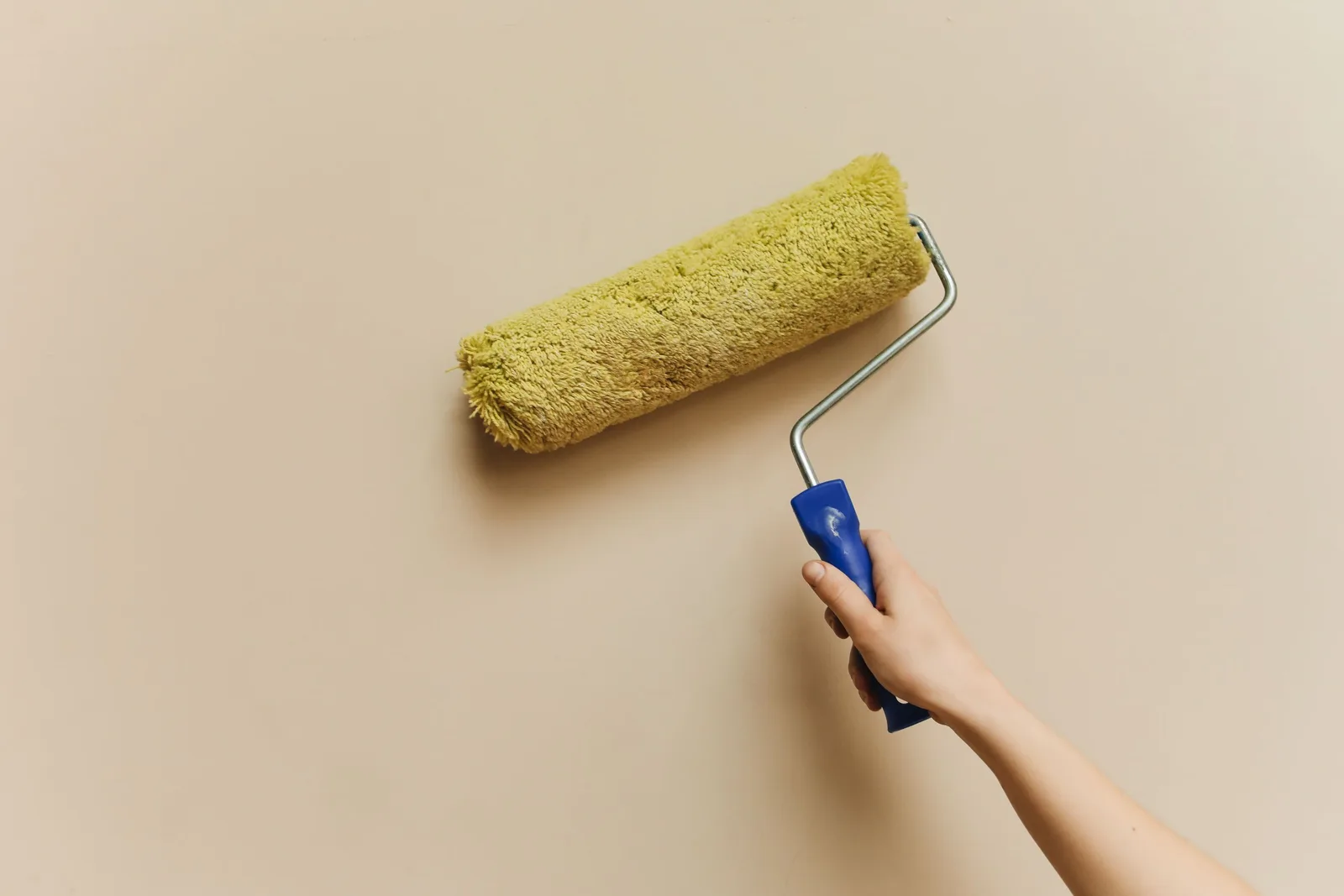 Rouleau en mousse chargé de peinture pour une finition lisse